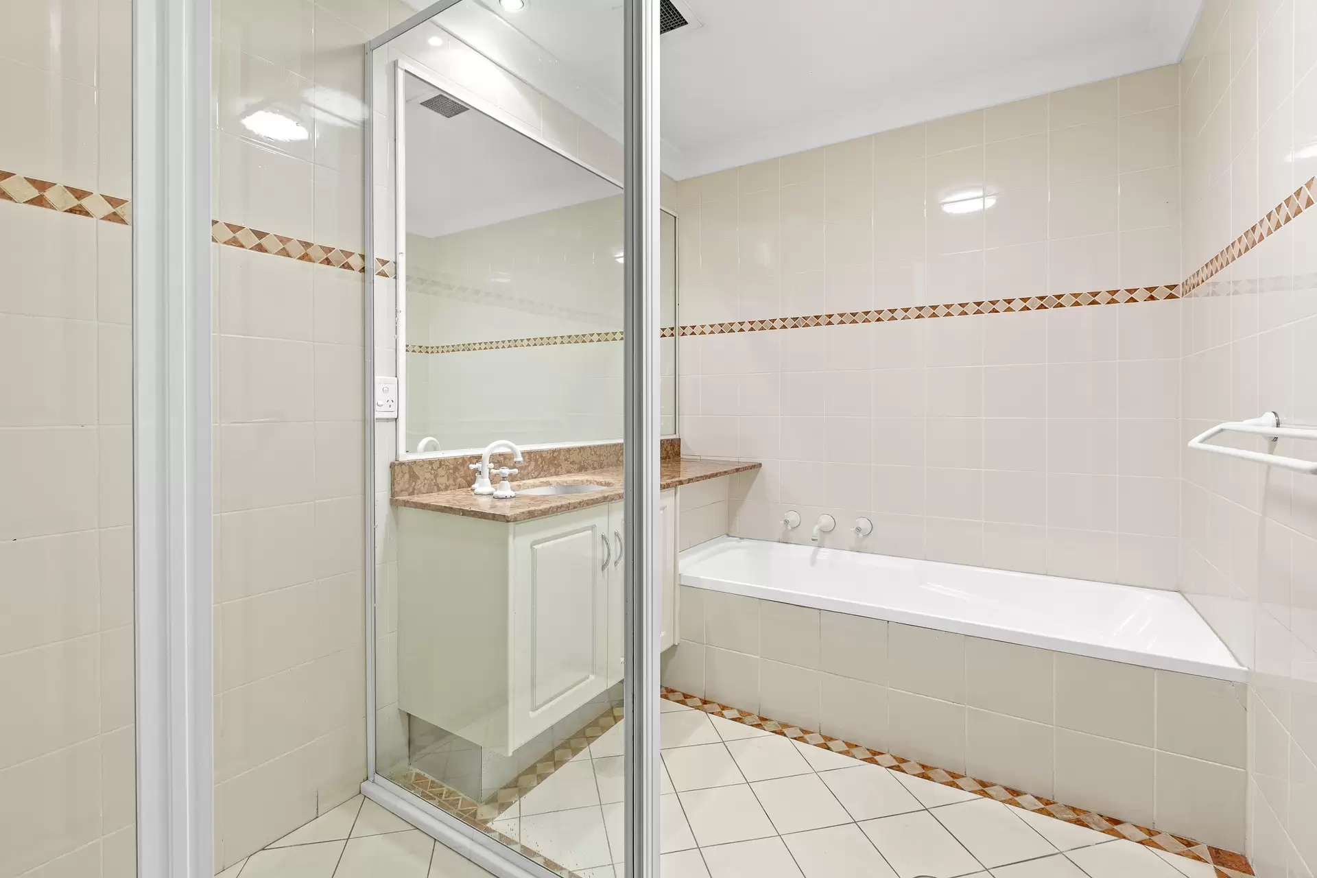6/4 Mortimer Lewis Drive, Huntleys Cove Sold by Cassidy Real Estate - image 1